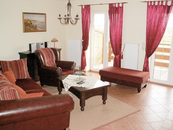 Couchecke im Wohnzimmer mit Boddenblick sowie Zugang zum Balkon