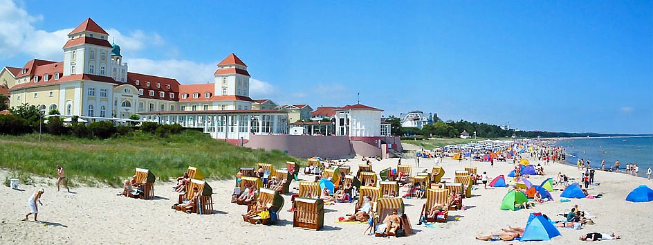 Kurhaus und Strand in Binz